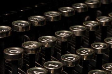 Alte mechanische Schreibmaschine, Tastatur und Brief mit Text