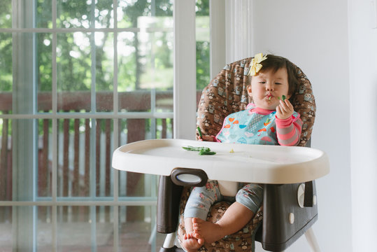 Baby eating green beans