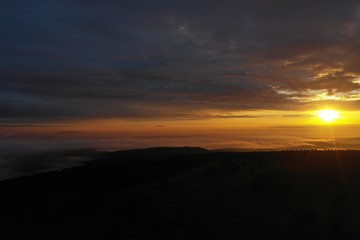 Sonnenaufgang aus der Luft