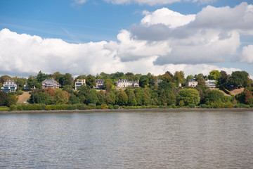 Blick auf Hamburger Elbufer Blankenese