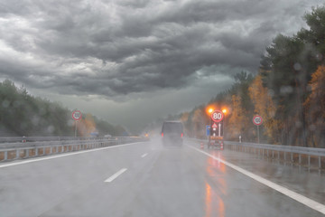 Herbststurm auf einer deutschen Autobahn bei Einfahrt in eine Baustelle