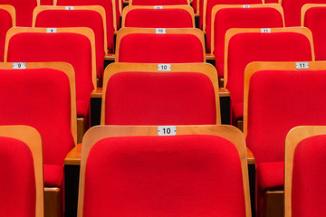Obraz premium Red chairs in the auditorium of the theater or concert hall.