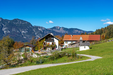 Fototapeta na wymiar Deutschland - Bayern - Landschaft zwischen Garmisch und Wamberg