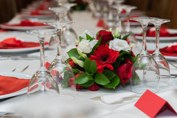 decorazione di fiori sul tavolo del ristorante per la festa di laurea