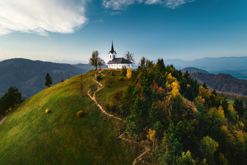 St.-Jakob-Kirche in der Nähe von Medvode, Drohnenansicht aus der Luft. Sv. Jakob - Slowenien