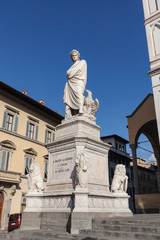 Fototapeta na wymiar Памятник Данте на площади Святого Креста во Флоренции