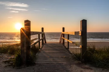 Foto op Plexiglas Strandaufgang im Sonnenuntergang © bastianpauli