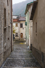 Obraz premium Jedź do centrum wioski, Villetta Barrea, Abruzja, Włochy. 13 października 2017 r