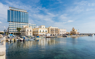 Gallipoli – Blick zur Neustadt und Fischerhafen; Apulien