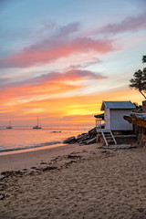 Cabine et soleil levant