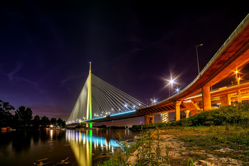 Obraz premium Belgrad, Serbia - 20 czerwca 2018 r .: Widok z boku mostu Ada w nocy z refleksją nad mariną w Belgradzie nad rzeką Sawą