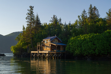 Obraz premium House on stilts on the bay, Halibut Cove, Alaska