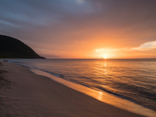 Plage au coucher de soleil