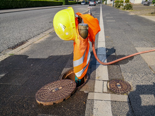 Hydrant mit Wasser Schlauch gesichert auf Straße