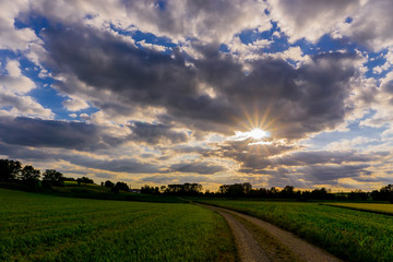 Obraz premium Krajobraz z chmurami i słońcem