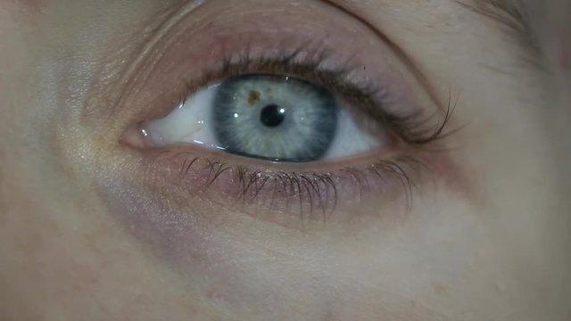 Blaues Auge &ouml;ffnen Pupille helles Licht Zeitlupe