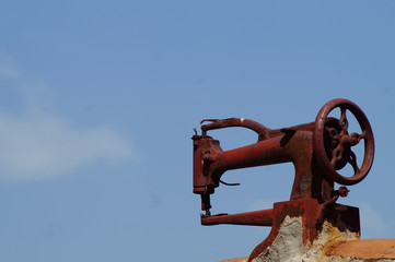 Verrostete Nähmaschine auf einem Dach in Tejeda - Gran Canaria