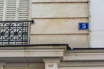 Fototapeta na wymiar Numéro 5, plaque de numérotation d'immeuble, style français, Paris, France 