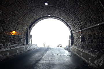 Tunnel der Großglockner Hochalpenstraße im September mit vereisten Wänden