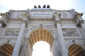 Obraz premium Perspektive Siegestor in München mit Blick auf Ornamente und Stuck