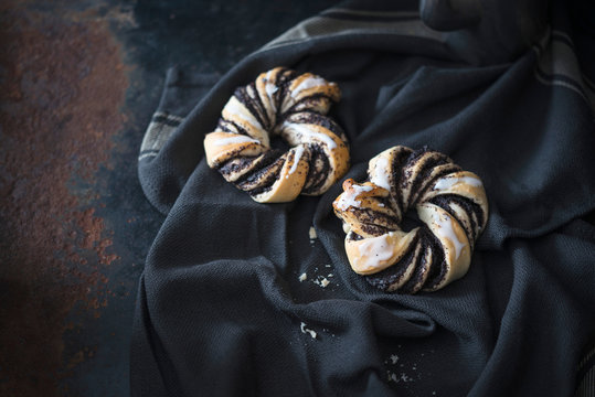 Vegan poppyseed buns with icing