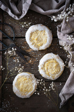 Vegan Skoleboller (Norwegian yeast pastries with grated coconut)