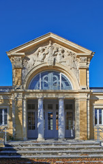 Façades et détails des anciens thermes d'Encausse les Thermes en Occitanie 