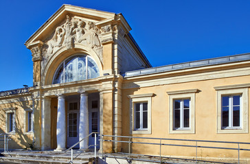 Façades et détails des anciens thermes d'Encausse les Thermes en Occitanie 