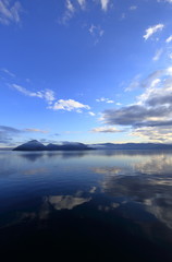 北海道、秋、早朝の洞爺湖の風景 ( Lake Toya in early morning in autumn, Hokkaido, Japan )