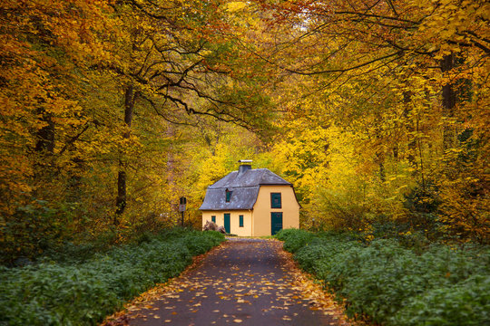 J&auml;gerh&auml;uschen im Kottenforst bei Bonn im Herbst