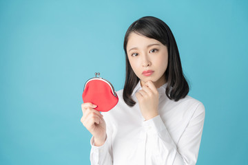 財布を持つ女性