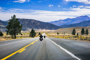 Travelling on highway 395 on a sunny autumn day, Eastern Sierra mountains, California © Sundry Photography
