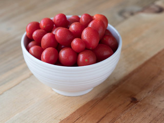 tomate uva en un cuenco