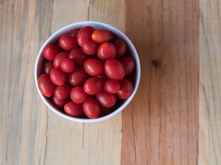 conjunto de tomate uva en un cuenco