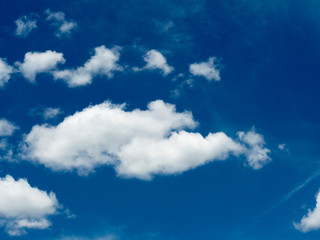Cielo azul con nubes blancas