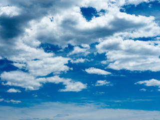 Obraz premium Cielo azul con nubes