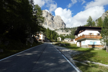 Motorradstrecke am Falzarego Pass in den Dolomiten