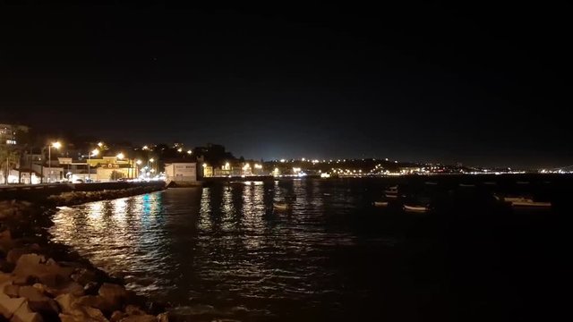 Vista da Marginal na Vila de Pa&ccedil;o de Arcos em Portugal