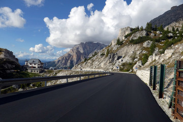 Motorradstrecke am Valparola Pass in den Dolomiten
