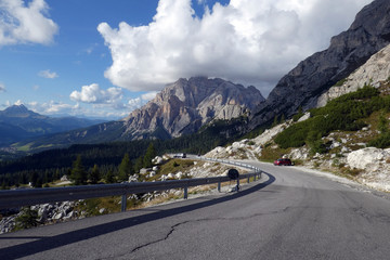 Motorradstrecke am Valparola Pass in den Dolomiten