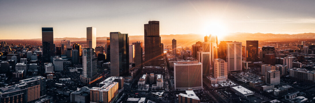 Zdjęcie lotnicze z drona - miasto Denver w stanie Kolorado o zachodzie słońca