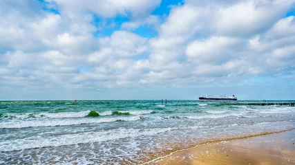 Foto op Plexiglas Groot zeevrachtschip komende van de Noordzee op weg naar de Westerschelde naar de haven van Vlissingen in de provincie Zeeland, Nederland © hpbfotos