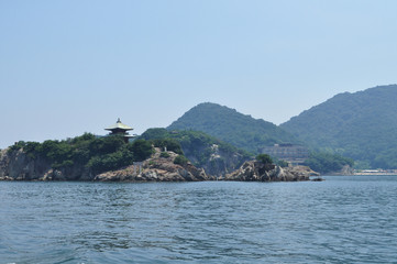 仏塔の建つ島