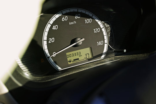 オドメーターが3333Kmを表示している自動車のスピードメーター