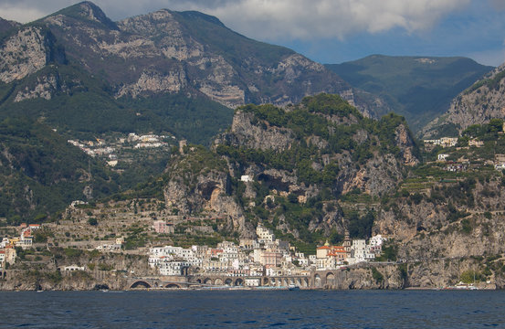Veduta panoramica di Atrani sul mar Tirreno in Campania