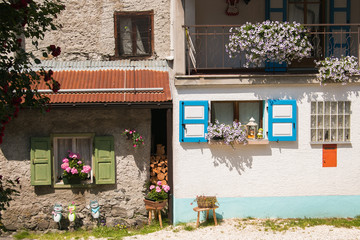 Finestre e balcone decorati con fiori nelle dolomiti Venete