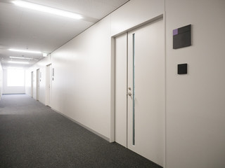 ビルの廊下