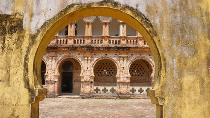 Fototapeta premium Abandoned and ruined bricks mansion archway