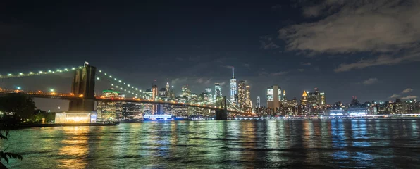 Foto op Plexiglas Beautiful Brooklyn Bridge on the background of the night New York cityscape © StockMediaProduction