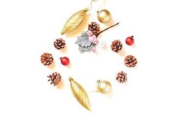 Obraz na płótnie Canvas Flat lay Christmas round border. Red and gold balls, baubles and pine cones